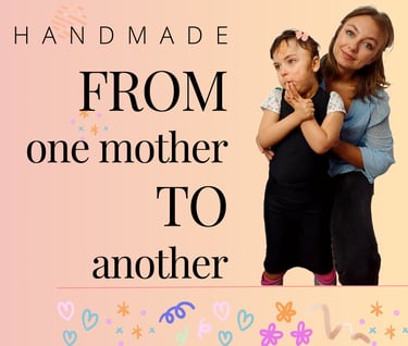 Sara con su madre presentando chaleco de compresión postural y pantalón corector MiSara