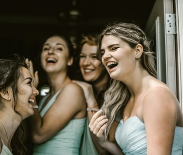 invitées d'un mariage souriant