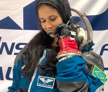 mulher com roupa de astronauta
