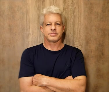 fotografia dan engelhart: homem sorrindo braços cruzados