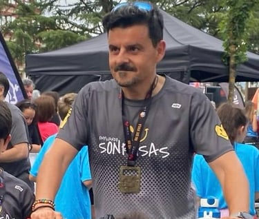 José Luis aparece en un evento deportivo con su camiseta de Empujando Sonrisas