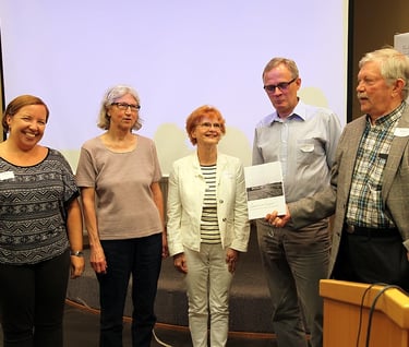 Kuvassa sukukirjatyöryhmä. Vasemmalta: Tytti Kansanen, Pirkko Rantamäki, Eeva Fihlman, Tuomo Kansane