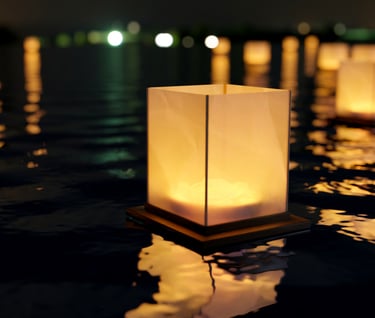 Lanterne flottante illuminée sur l’eau, symbole de mémoire, de recueillement et de paix intérieure