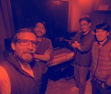 Miguel José Flores, Toño Valero, Phelan Kelly y Miguel Ángel Yance grabando "Volar" en MCA Studios