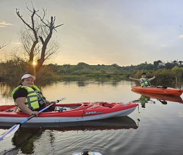 Nuestros clientes disfrutando de una experiencia natural en kayak