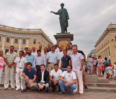 Группа у памятника Дюку в Одессе, церемония завершения яхтенной регаты, принять участие в регате