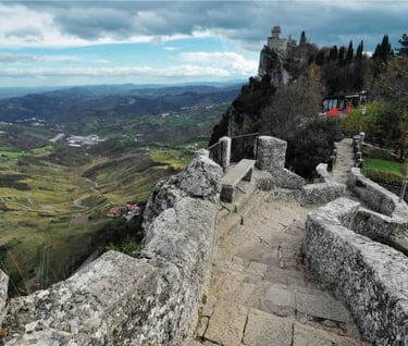 Rocca del monte Titano, mura di cinta, entroterra, monumeti in Romagna