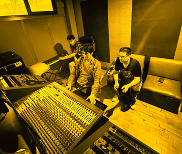 La R4ttio mezclando "Senza Corpo" en MCA Studios junto a Miguel Ángel Yance
