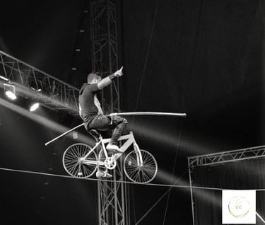 équilibriste à velo sur un fil, photographie noir et blanc