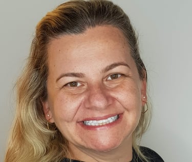 Transformação de sorriso realizada com o método Resinalign, unindo beleza, autoestima e segurança em