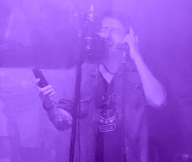Toño Valero grabando la voz principal de "Amiga" en MCA Studios