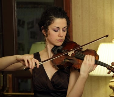 woman playing the violin