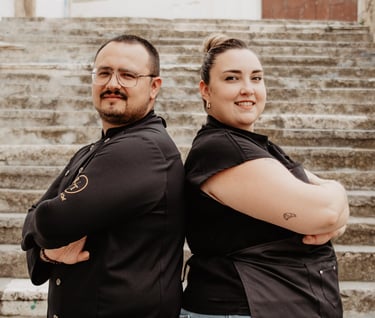 Luis y Anyi, chefs privados, posando juntos como equipo gastronómico