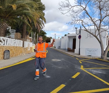 Delimitación de zona de no estacionamiento con pintura vial amarilla