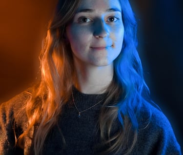 portrait d'une vidéaste avec des jeux de lumière jaune et bleu