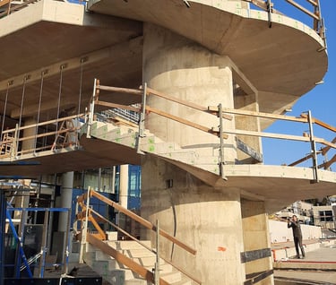 Spiralno stubište u procesu građenja kojem nedostaje staklena ograda