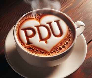 Kawa ze śmietanką w filiżance, śmietanka układa się w napis PDU