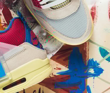 une paire de nike air jordan 4 customisées rouge rose bleue