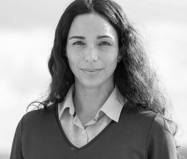 una mujer sonriendo y mirando a la cámara en foto blanco y negro
