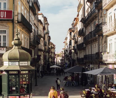 Calle peatonal del centro histórico de Oporto