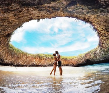 a couple kissing playa escondida, islas marietas