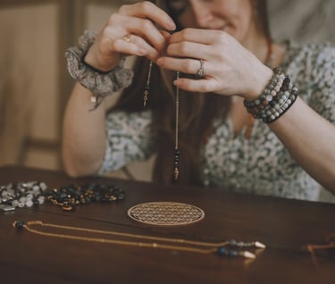 cindy avec un pendule au dessus d'une fleur de vie