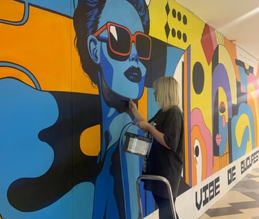 Artist lucrând la pictură murală mall.