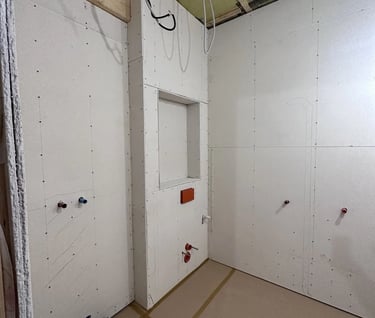 Gipsana konstrukcija po narudžbini za konzolnu WC šolju s policama