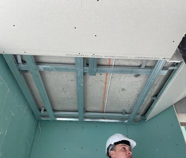 Spušteni plafon tokom ugradnje, Moskva