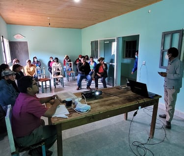 emprendedores de turismo rural de valle grande participando de una capacitación