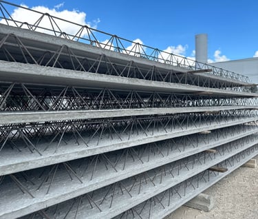 Pilha de lajes treliçadas fabricadas com concreto de alta resistência na LajeForro