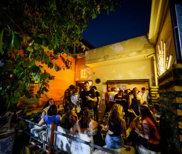 Ambiente do Solara Bar em So Paulo com iluminao quente, clima descontrado e atmosfera acolhedora