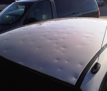 Techo dañado por granizo para reparación por varillero