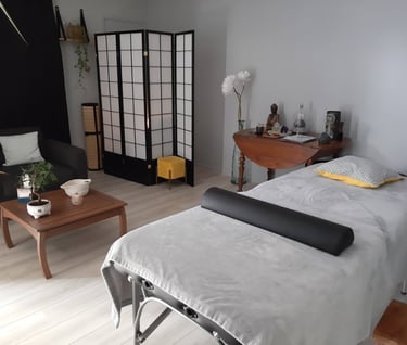 vue intérieur du salon de massage avec la table de massage