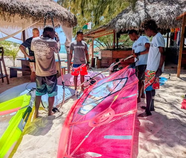 Windsurf avec voile Goya devant Ocean Lodge à la baie de Sakalava Madagascar