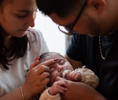 des parents portant et caressant leur bébé