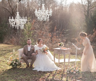 cérémonie de mariage laïque en extérieur lors d'un mariage d'hiver