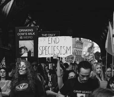 immagine bianco nero di attivisti per i diritti animali che sventolano slogan per la fine dello spec