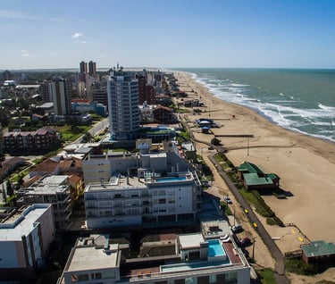 Fachada de edificio frente al mar con administración eficiente en Villa Gesell