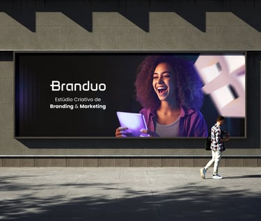 Painel externo com anúncio do Branduo, estúdio criativo de Branding e Marketing.