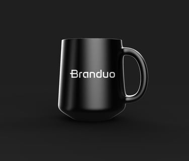 Caneca preta em fundo cinza escuro, com logomarca da Branduo em branco centralizado.