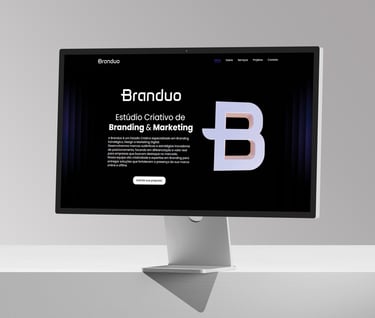 Monitor apresentando a Home do site da Branduo, com seu respectivo logotipo, texto e iconografia 3D.