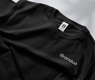 Camiseta preta com o logotipo da Branduo na etiqueta e a logomarca no peito, em branco.