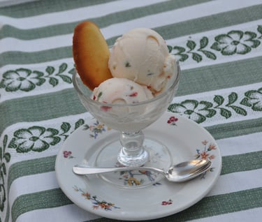 Notre glace Plombières servie traditionnellement dans sa coupe et coupelle avec son biscuit