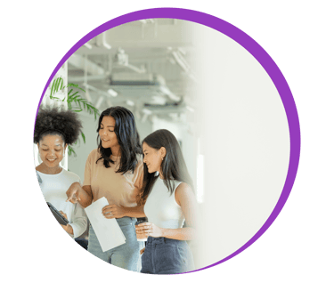 Groupe de femmes qui discutent en regardant une tablette