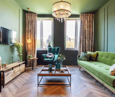 Salón acojedor, moderno y elegante en tonos tierra que inspiran lujo y confort