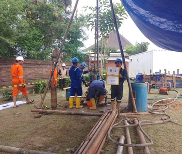 Proses pengeboran tanah atau bor dalam (deep boring) untuk pengambilan sampel dan pengujian SPT