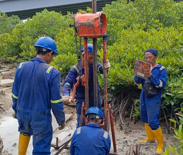 Tim ahli geoteknik melakukan uji sondir tanah (CPT) di lokasi proyek untuk investigasi kekuatan dan 