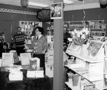 Moi présentant la librairie LLB lors de son inauguration en février 1997.