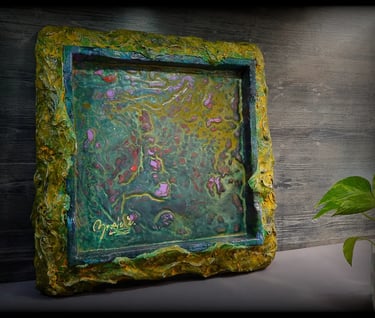 Abstraktes Acrylbild mit kunstvollem, gelbgrünen Gipsrahmen.